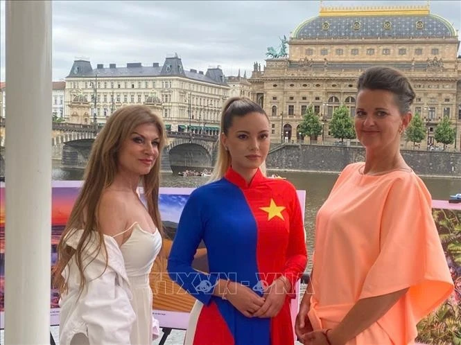 Lors du programme de promotion touristique du Vietnam, intitulé « Tournée touristique du Vietnam en Europe», à Prague, le 27 juin. Photo : VNA