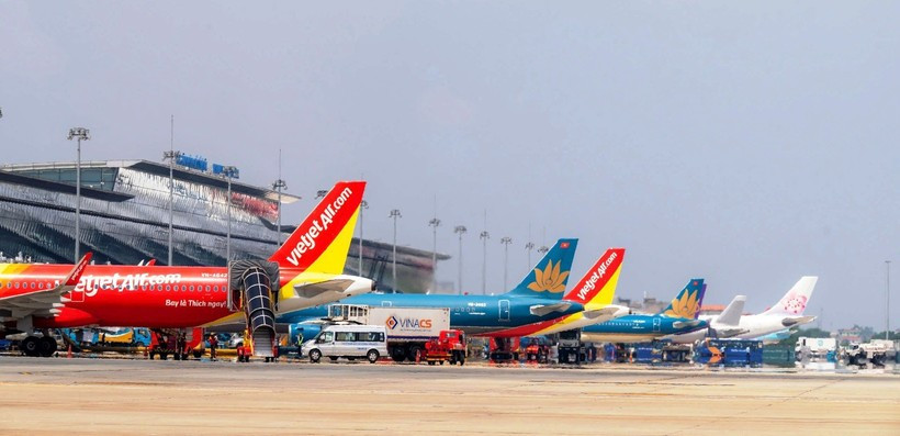 Les avions des compagnies aériennes vietnamiennes à l’aéroport international de Nôi Bài, à Hanoi. Photo : VNA