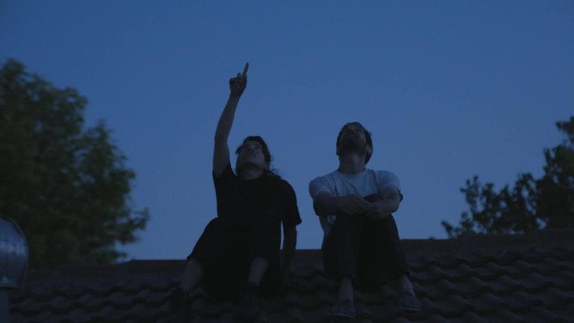 "Strange Birds" est un film intimiste qui révèle une histoire non racontée sur la parentalité spéciale et les enfants qui grandissent dans son ombre. Photo: pro.festivalscope.com