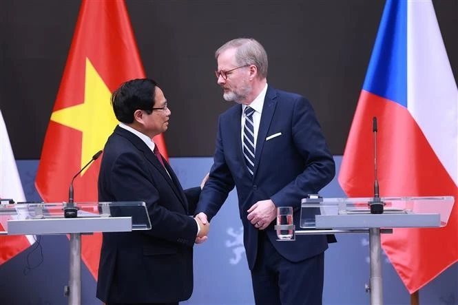 Le Premier ministre vietnamien Pham Minh Chinh et son homologue tchèque Petr Fiala se serrent la main avant leur rencontre avec la presse, à Prague, le 20 janvier. Photo: VNA