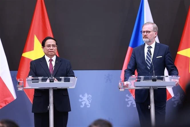 Le Premier ministre vietnamien Pham Minh Chinh et son homologue tchèque Petr Fiala, rencontrent la presse à l’issue de leur entretien, à Prague, le 20 janvier. Photo: VNA