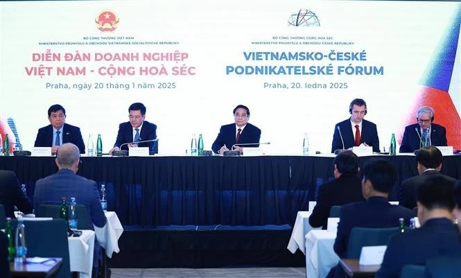 Le Premier ministre Pham Minh Chinh (centre) lors du Forum des affaires Vietnam-République tchèque, à Prague, le 20 janvier. Photo: VNA