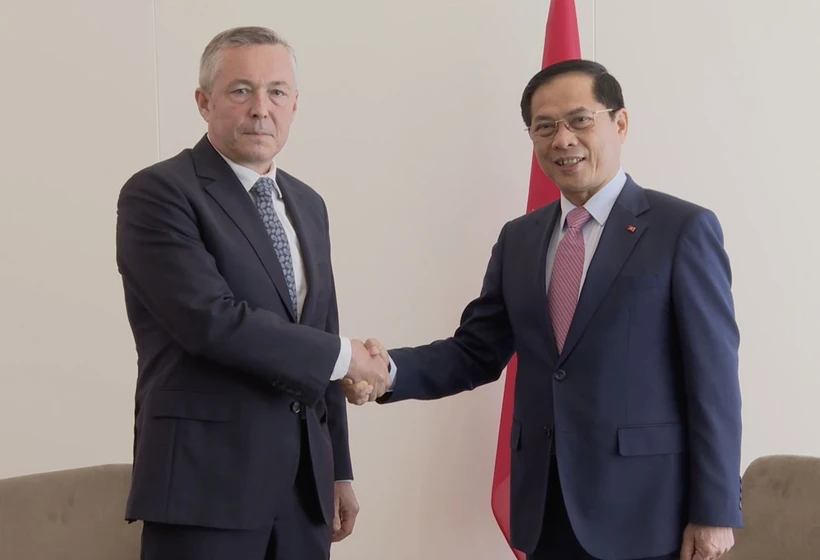 Le vice-Premier ministre et ministre des Affaires étrangères, Bui Thanh Son (à droite) et l’envoyé spécial du président chilien pour les affaires maritimes, Heraldo Munoz, à Nice, en France, le 11 juin. Photo : VNA