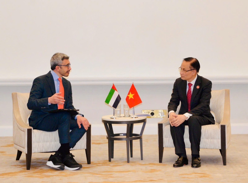 Le ministre vietnamien des Affaires étrangères, Lê Hoài Trung (à droite) avec le vice-Premier ministre et ministre des Affaires étrangères des Émirats arabes unis, Abdullah bin Zayed Al Nahyan. Photo : VNA