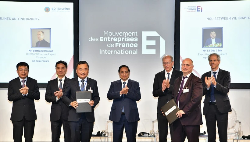 Signature des protocoles d’accord entre Vietnam Airlines et la banque ING, le 11 juin à Paris. Photo: VNA
