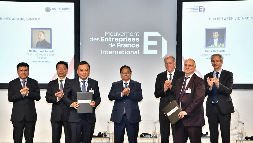 Signature des protocoles d’accord entre Vietnam Airlines et la banque ING, le 11 juin à Paris. Photo: VNA