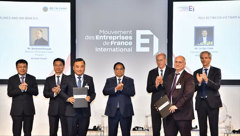 Signature des protocoles d’accord entre Vietnam Airlines et la banque ING, le 11 juin à Paris. Photo: VNA