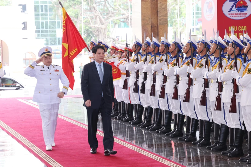 Le président de la République Luong Cuong (à droite) assiste à la cérémonie marquant le 70e anniversaire de la fondation de la Marine populaire vietnamienne à Hai Phong, le 7 mai. Photo : VNA