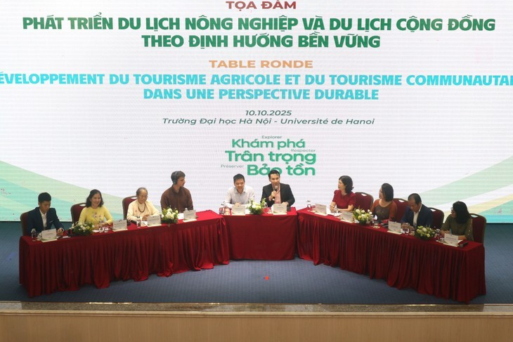 Les intervenants de la table-ronde sur le développement du tourisme agricole et le tourisme communautaire dans une perspective durable. Photo: Département de français - Université de Hanoi