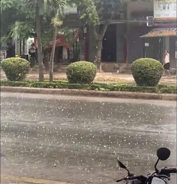 Des billes de glace observées sur des routes de la commune de Doài Phuong, à Hanoi, le 29 mars. Photo : kinhtemoitruong.vn