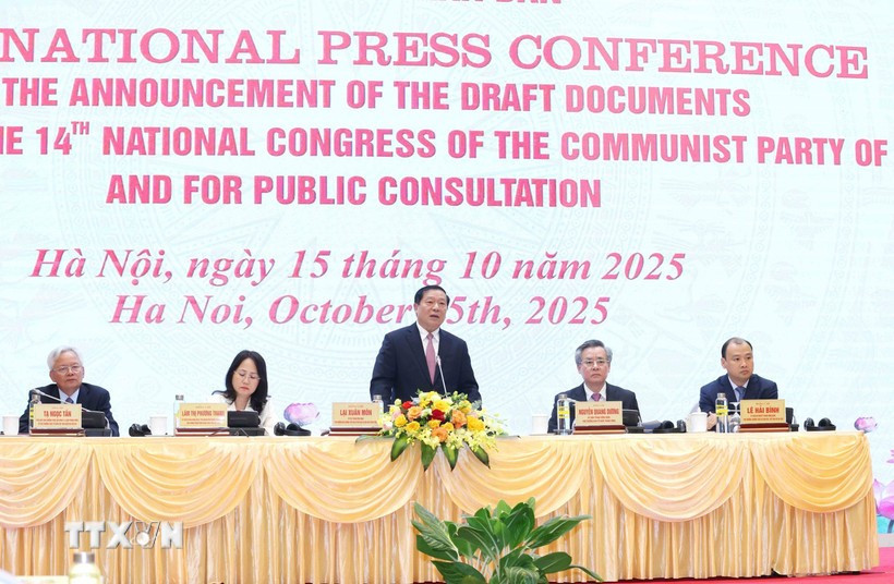 Conférence de presse internationale pour annoncer les projets de documents qui seront soumis au 14e Congrès national du Parti et à la consultation publique. Photo :VNA