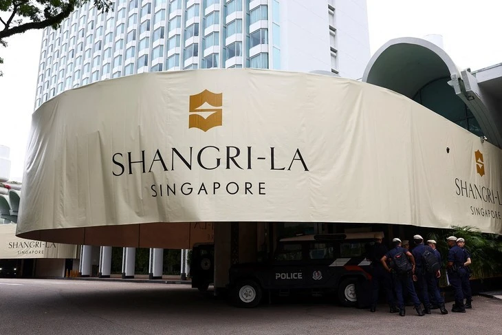 Des policiers assurent la sécurité près de l’entrée de l’hôtel Shangri-La à Singapour, le 30 mai 2025. Photo: Reuters