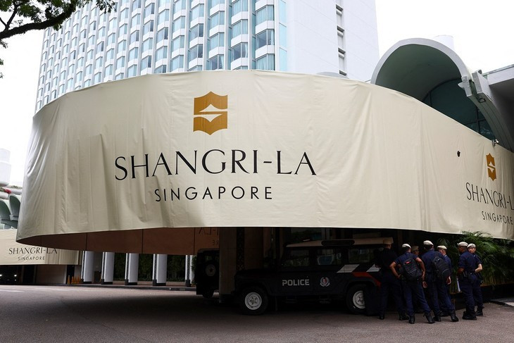 Des policiers assurent la sécurité près de l’entrée de l’hôtel Shangri-La à Singapour, le 30 mai 2025. Photo: Reuters