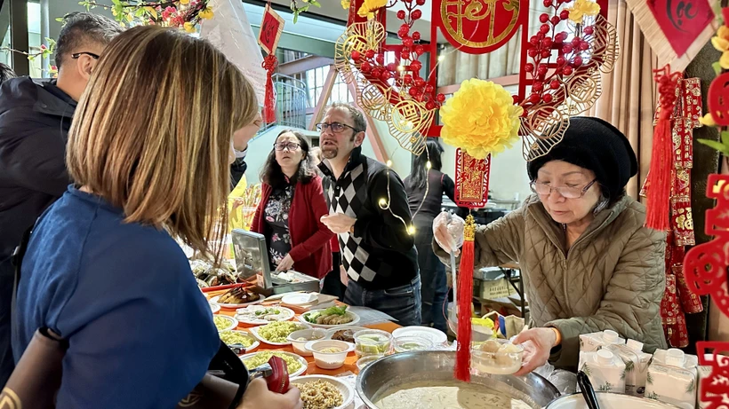 Dans un stand organisé lors de l’événement, à Nogent-sur-Marne, le 1er février. Photo : VNA