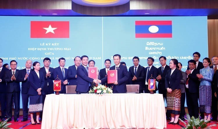 Signature de l’accord commercial Vietnam-Laos. Photo: VNA