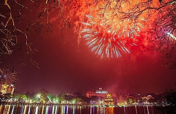 Le lac Hoàn Kiêm sera l’un des cinq sites où se déroulera le spectacle pyrotechnique de la Fête nationale. Photo: VNA