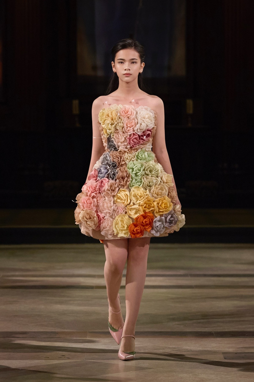 La collection de Trân Hung présentée à la Fashion Week de Londres 2026. Photo: tuoitre.vn