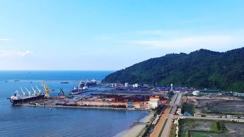 Le port de Chân Mây, à Huê, est appellé à devenir un grand port de transit et un système logistique international. Photo : thoibaotaichinhvietnam.vn