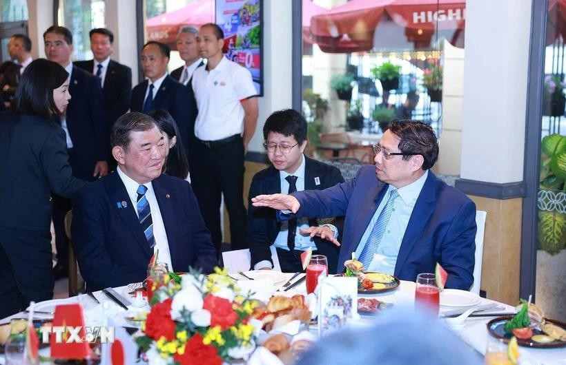 Le Premier ministre Pham Minh Chinh (à droite) et son homologue japonais Ishiba Shigeru prennent leur petit-déjeuner et savourent un café vietnamien ensemble, à Hanoi, le 29 avril. (Photo : VNA)