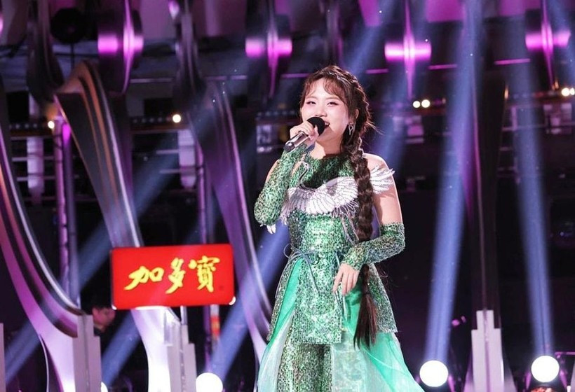 La chanteuse Phuong My Chi se produit sur la scène de Sing!Asia. Photo : hanoimoi.com