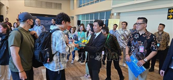 Des touristes arrivent à Bali, en Indonésie, par un vol direct en provenance de Hô Chi Minh-Ville. Photo : VNA