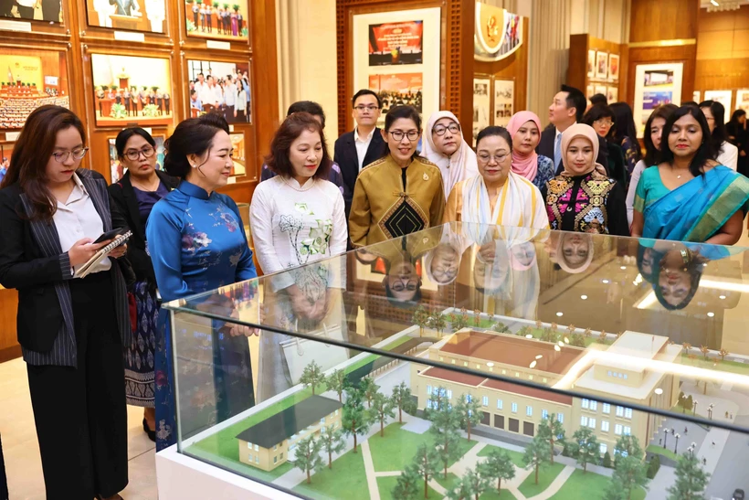 L'épouse de la présidente de l'Assemblée nationale Nguyên Thi Thanh Nga et les membres du Cercle des femmes de l'ASEAN visitent la salle des traditions de l'Assemblée nationale. Photo: VNA