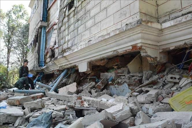 Des secouristes vietnamiens travaillent près d’un bâtiment qui s’est effondré. Photo: VNA