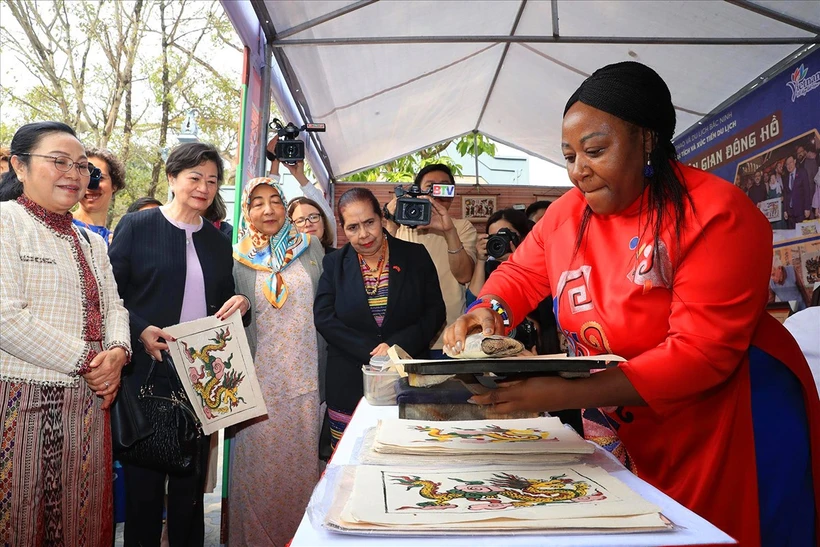 Les ambassadrices et représentants d'organisations internationales au Vietnam découvrent des estampes populaires au village de Dong Ky, ville de Tu Son, province de Bac Ninh. Photo : VNA