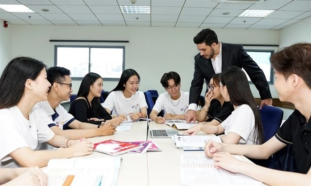 Cours d’anglais dispensé par un professeur étranger. Photo : chinhphu.vn