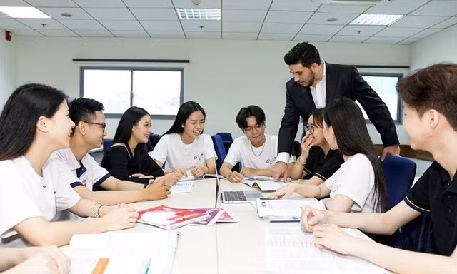 Cours d’anglais dispensé par un professeur étranger. Photo : chinhphu.vn