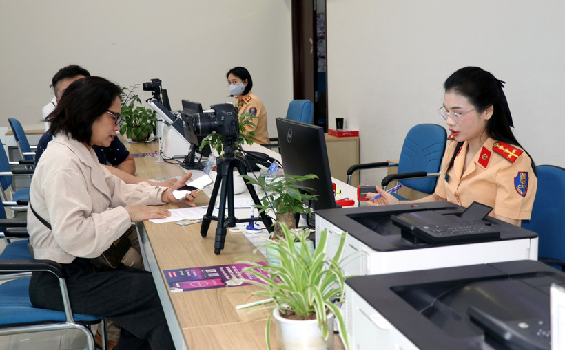 Des gens viennent effectuer des procédures au Centre de services administratifs publics de Quang Ninh. Photo : VNA