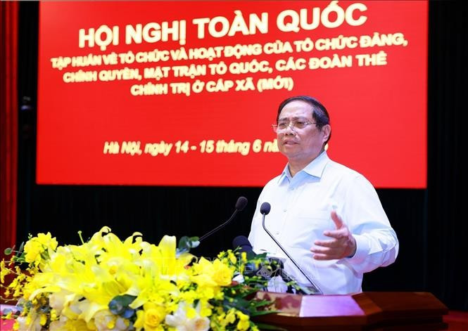 Le Premier ministre Pham Minh Chinh s'exprime lors de la conférence nationale de formation sur l’organisation et le fonctionnement des organisations du Parti, des administrations locales, du comité du Front de la Patrie du Vietnam et des organisations politiques de masse au niveau communal. Photo: VNA