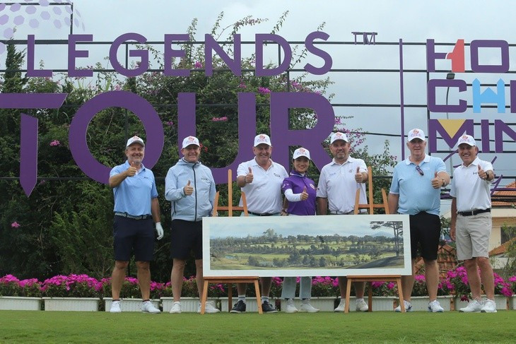 La présidente de The Golf House Vietnam Nguyên Gia Bao (chemise violette), a avec six légendes lors de la première étape. Photo : tuoitre.vn