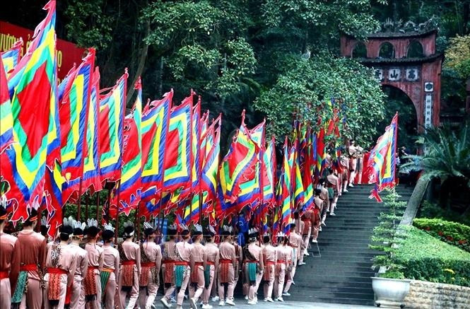 La Fête des temples des rois Hùng constitue une grande fête imprégnée d’identité culturelle nationale, un symbole de la solidarité, de la convergence vers la culture communautaire des ethnies du Vietnam. Photo: VNA