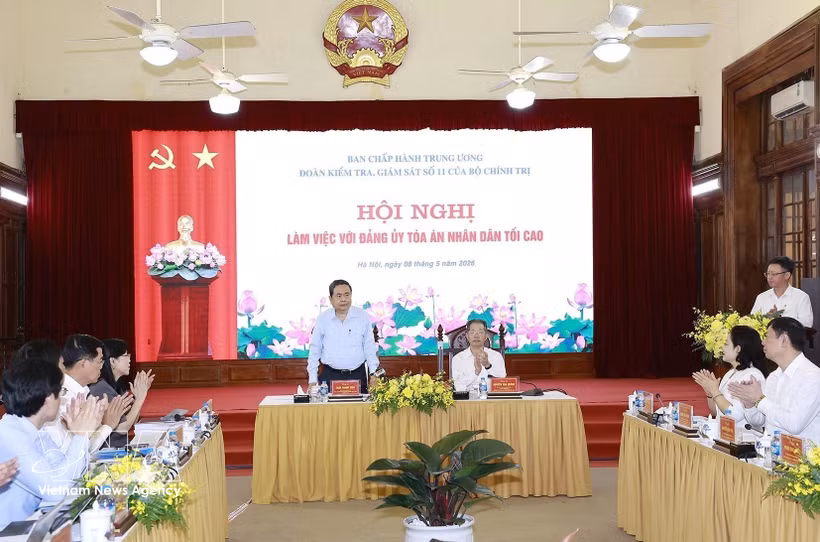 Le président de l’Assemblée nationale Trân Thanh Mân (debout) s’exprime lors de la séance de travail avec le Comité du Parti de la Cour populaire suprême, à Hanoi, le 8 mai. Photo : VNA