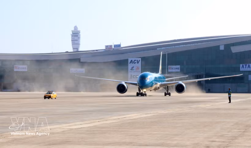 Le premier vol commercial de Vietnam Airlines a atterri à l'aéroport international de Long Thành, le 19 décembre 2025. Photo: VNA