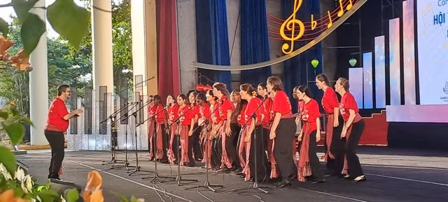L’équipe de la Chorale senior du CEAO du Canada, dirigée par Maxime Bégin, se produit lors de la cérémonie de remise des prix. Photo : VNS