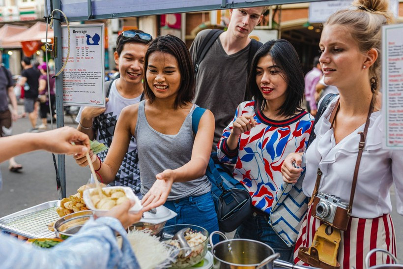 Les visiteurs découvrent une cuisine de rue authentique et savoureuse. Photo: VietnamPlus