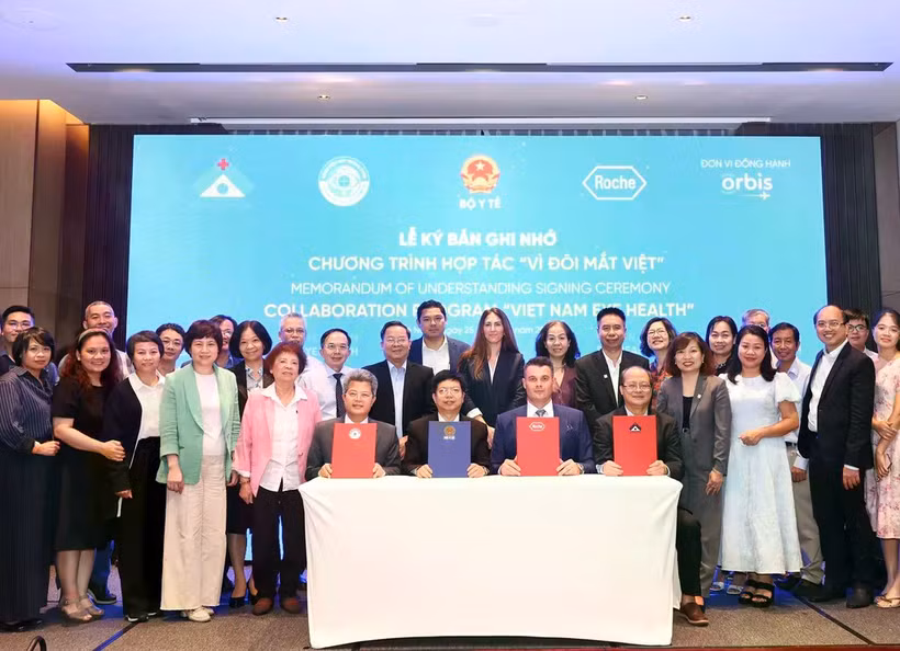 Signature du protocole d'accord pour lancer le programme de partenariat «Santé oculaire au Vietnam», le 25 octobre. Photo : MSA