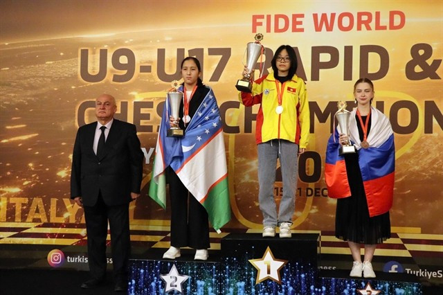 Nguyên Binh Vy (deuxième à droite) célèbre sa victoire lors des Championnats du monde d’échecs rapides et blitz FIDE 2025 des moins de 9 ans et des moins de 17 ans, en Turquie. Photo : Fédération vietnamienne des échecs