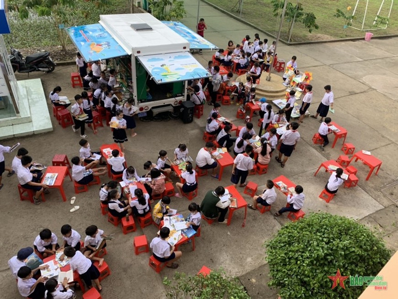 Des bibliothèques mobiles rapprochent les livres des élèves dans les écoles de l’ancienne province de Hâu Giang, Cân Tho actuelle. Photo : qdnd.vn