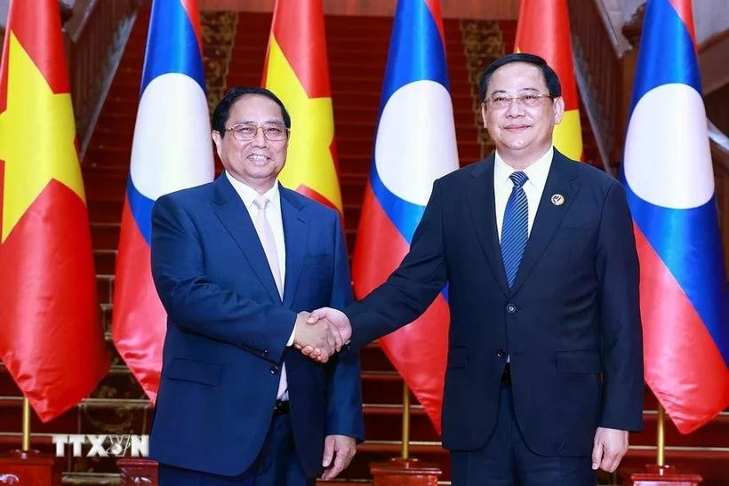 Le Premier ministre Pham Minh Chinh (à gauche) et son homologue lao Sonexay Siphandone aux 44e et 45e Sommets de l’ASEAN, à Vientiane, le 8 octobre 2024. Photo : VNA