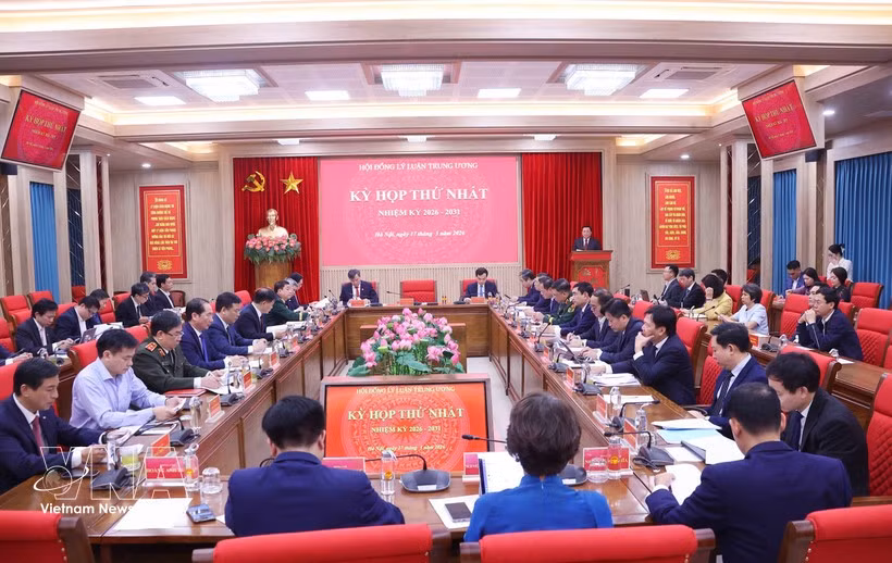 Vue de la première réunion du Conseil central de la théorie, à Hanoi, le 17 mars Photo : VNA