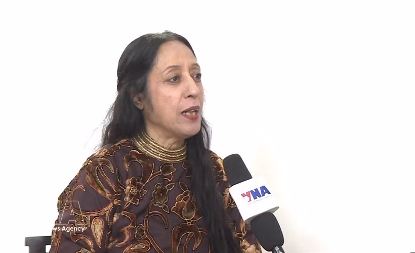 La professeure Reena Marwah, de l’Université de Delhi, secrétaire générale de l’Association des chercheurs asiatiques, au micro de la VNA. Photo : VNA