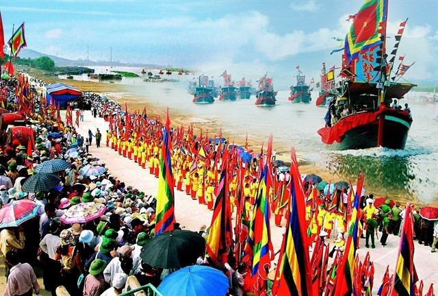 Un spectacle live sur la rivière de Luc Dâu lors du Festival d’automne Côn Son – Kiêp Bac 2024. Photo : nguoihanoi.vn