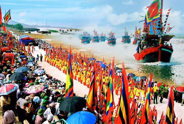 Un spectacle live sur la rivière de Luc Dâu lors du Festival d’automne Côn Son – Kiêp Bac 2024. Photo : nguoihanoi.vn