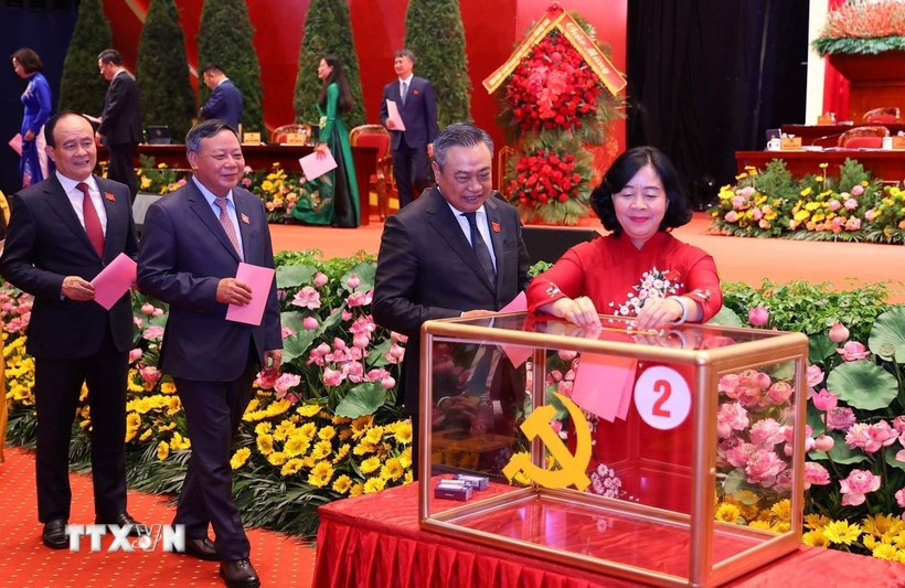 Le Comité du Parti de Hanoi pour le mandat 2025-2030 compte 75 membres Les délégués votent pour élire le Comité exécutif du Comité du Parti de la ville de Hanoi pour le 18e mandat, 2025-2030. Photo : VNA 