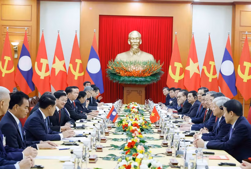 Entretien entre le secrétaire général du Parti communiste du Vietnam (PCV) Tô Lâm et le scrétaire général du Parti révolutionnaire populaire lao (PRPL) et président lao Thongloun Sisoulith, à Hanoi, le 26 janvier. Photo : VNA