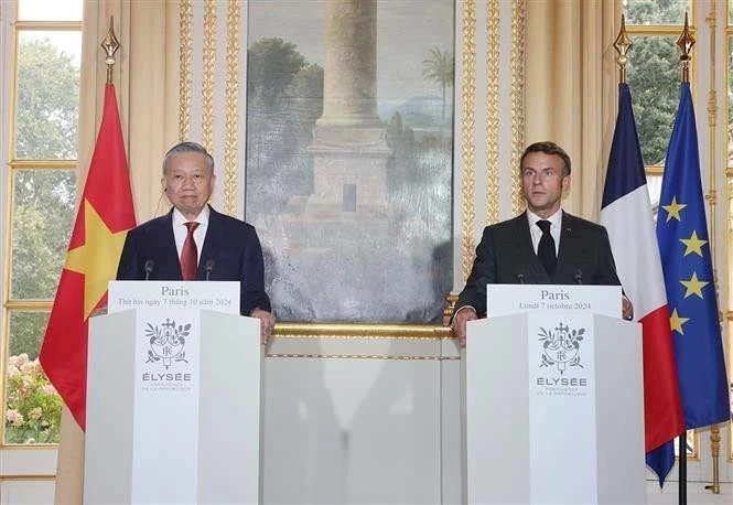  Le secrétaire général du Comité central du Parti communiste du Vietnam et président vietnamien To Lam (gauche), et le président français Emmanuel Macron, à la conférence de presse, à Paris, le 7 octobre 2024. Photo: VNA