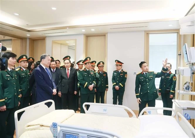 Le secrétaire général du Parti Tô Lâm visitant deux installations de l’Hôpital central militaire 108 à Hanoi. Photo: VNA